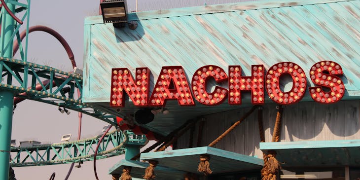 Un puesto de nachos con un letrero al frente que dice "nachos".