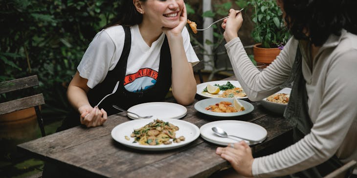 Dos mujeres comiendo en un restaurante chileno.