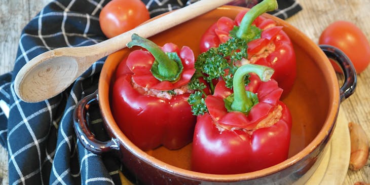 Una olla con speça me gjize en un restaurante de comida albanesa.