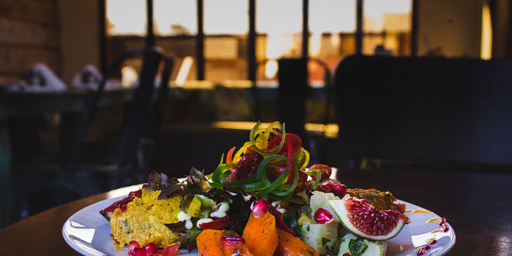 Plato de comida israelí típica en un restaurante de comida israelí.