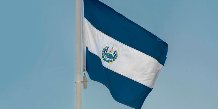 Una bandera de El Salvador ondeando en un restaurante de comida salvadoreña.