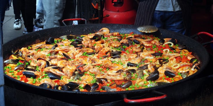 Un cazo servido en un restaurante de paellas.