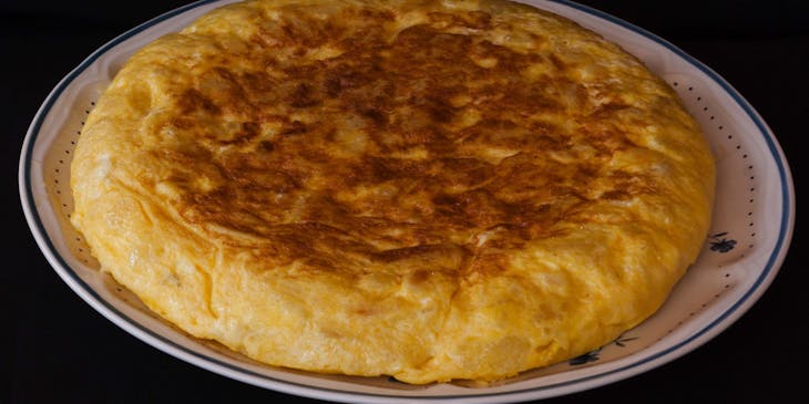 Una tortilla de patatas servida en un plato.