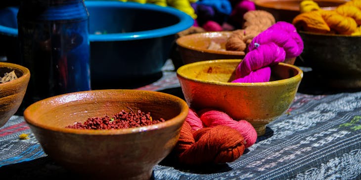 Platos de barro con detalles multicolor servidos con ingredientes de la comida guatemalteca en un restaurante guatemalteco.