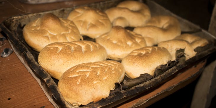 Panes típicos de Paraguay en una charola en un restaurante paraguayo