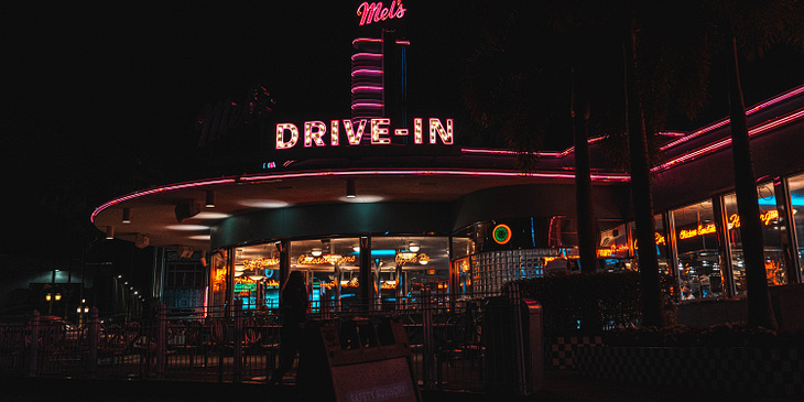 El exterior de un restaurante temático de noche.