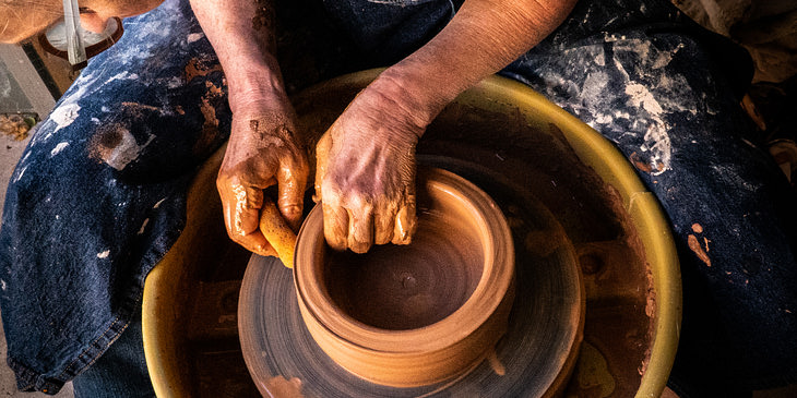 Un alfarero creando una vasija de barro en un taller de alfarería de Chinautla.