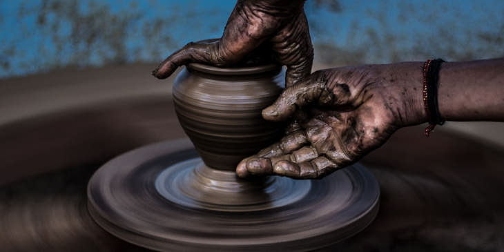 Las manos de un artesano peruano trabajando en un taller de cerámica de Chulucanas.