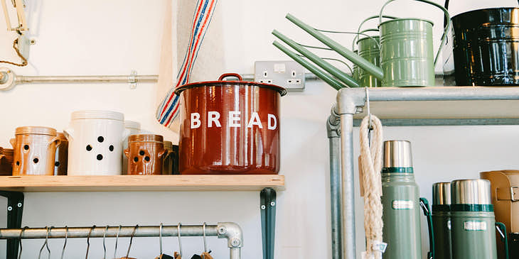 Exhibición de artículos de cocina y jardinería en una tienda de artículos para el hogar.