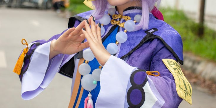 Una mujer haciendo un cosplay de un personaje de historietas para una tienda de Manga.