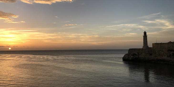 La imagen de la Fortaleza de San Carlos frente al mar antes de comenzar un tour a la ceremonia del cañonazo