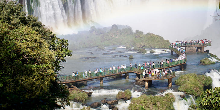 Vista desde las alturas de las cataratas del Iguazú con turistas en un puente en una excursión organizada por un tour a las cataratas del Iguazú