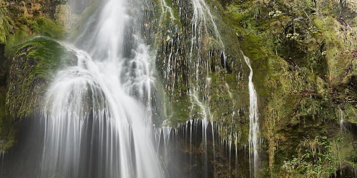 Vista de cerca del salto cristal en un tour al salto cristal