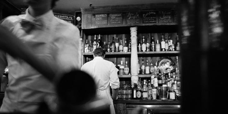 Due baristi che lavorano al bar di un circolo.