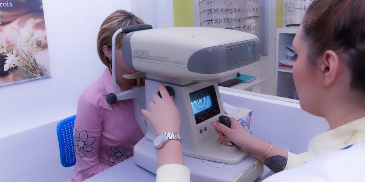 Mulher fazendo um exame em uma clínica de optometria.