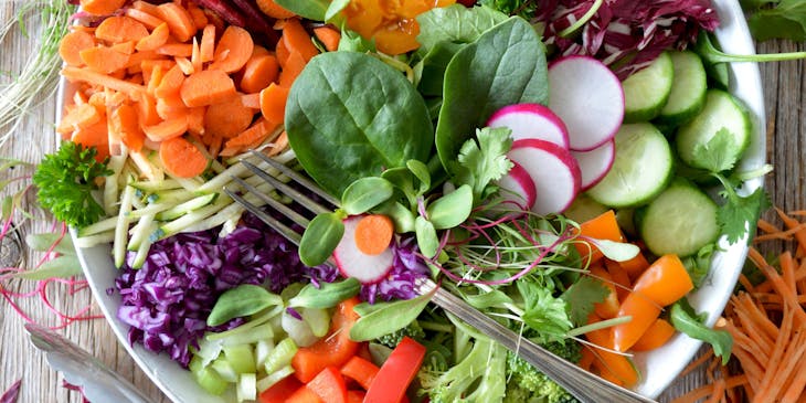 Um bowl de alimentos orgânicos em uma mesa.