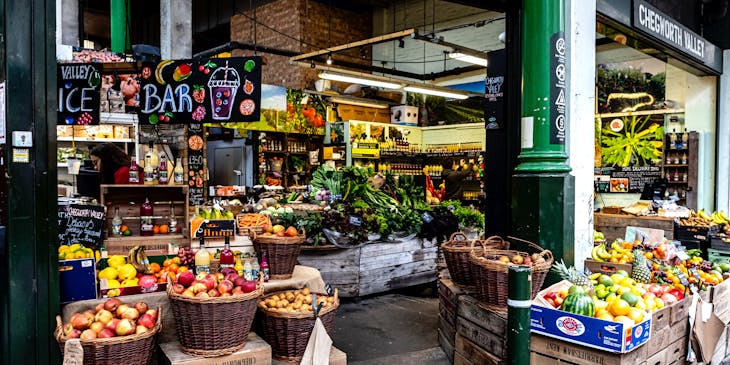 Una tienda orgánica llena de frutas y verduras frescas y coloridas.