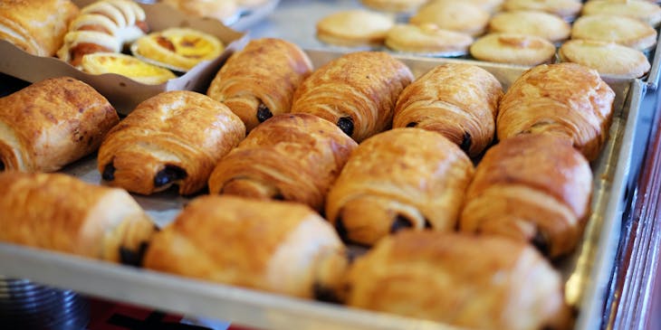 Charolas con pan dulces y postres en una repostería.