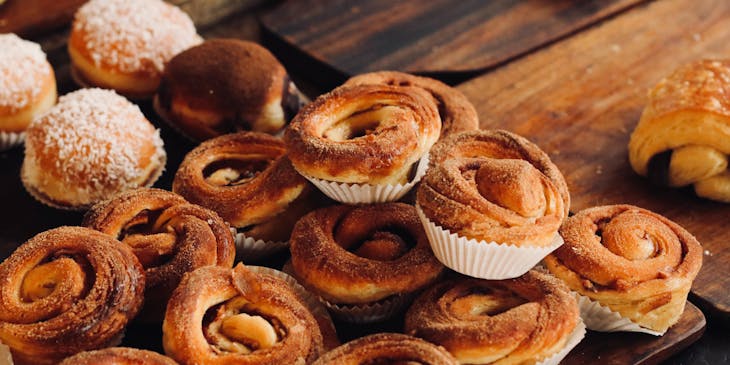 Doces exibidos na vitrine de uma pâtisserie.