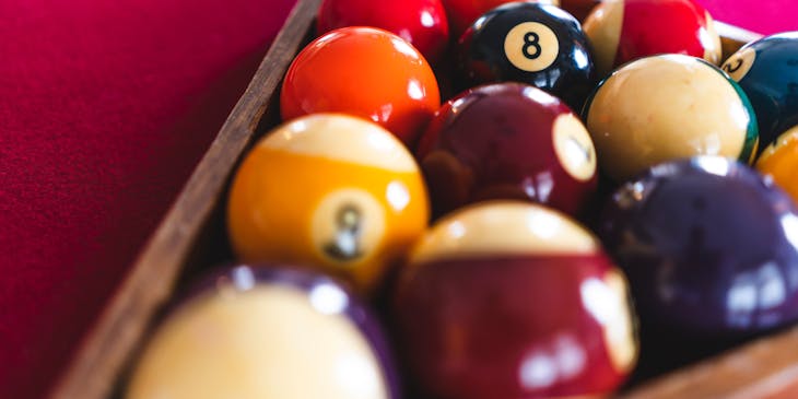 Des billes de billard sur une table de billard.