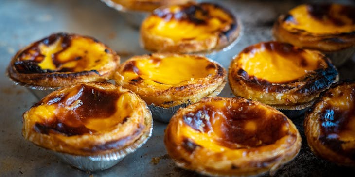 Pequeñas tartas portuguesas sobre un fondo gris en un restaurante portugués.