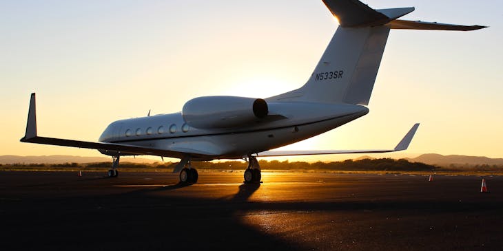 Un jet privado en una pista de aterrizaje de un aeropuerto.