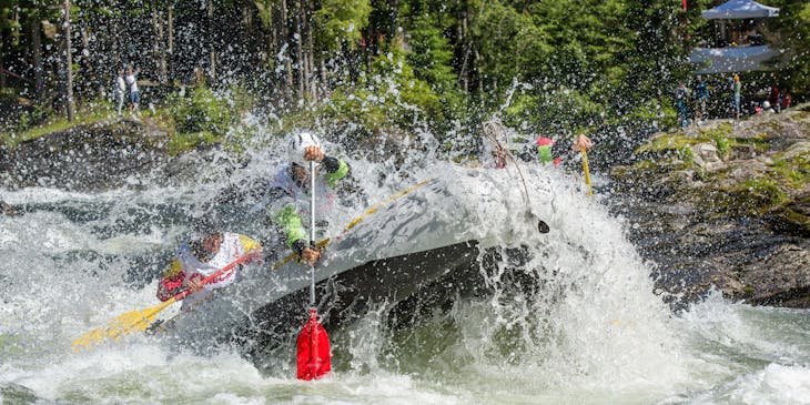 Grupo de personas disfrutando de una aventura de rafting y kayak.