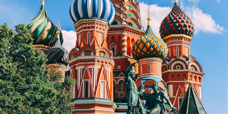 La catedral de san bailio en Moscú, Rusia en un negocio con nombre ruso.