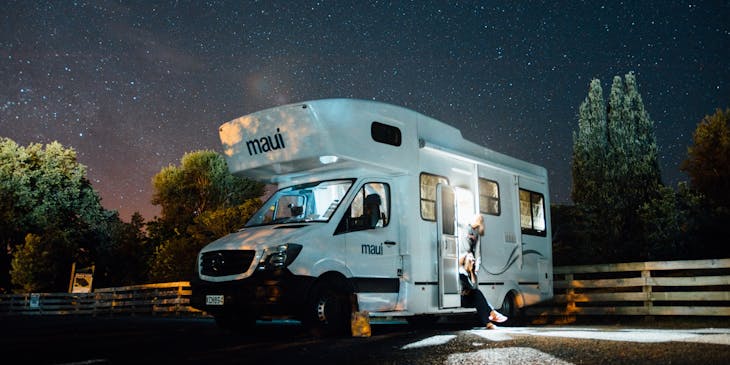 Familia en una casa rodante bajo las estrellas.