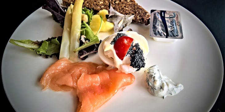 Plato con salmón y pan de centeno en un restaurante escandinavo