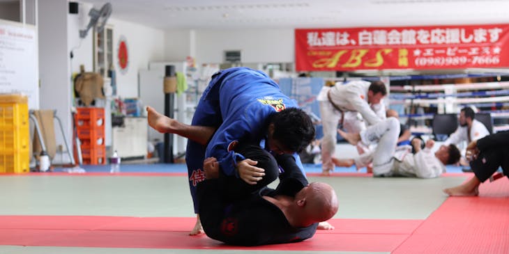 Un hombre enseñando artes marciales en un negocio de clases de defensa personal