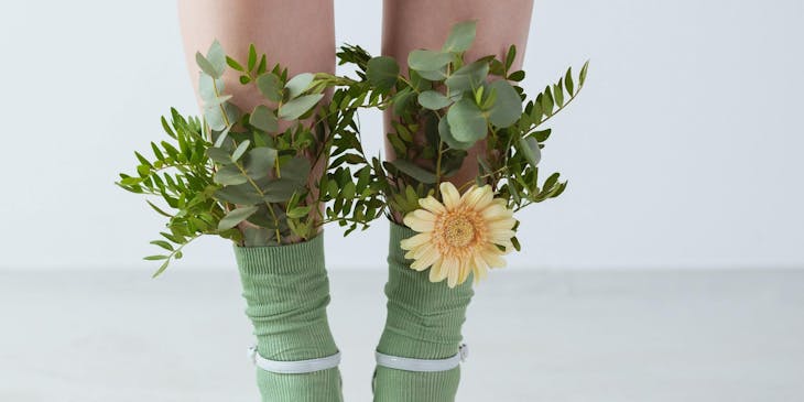 Une fille portant des chaussettes avec des fleurs à l'intérieur.