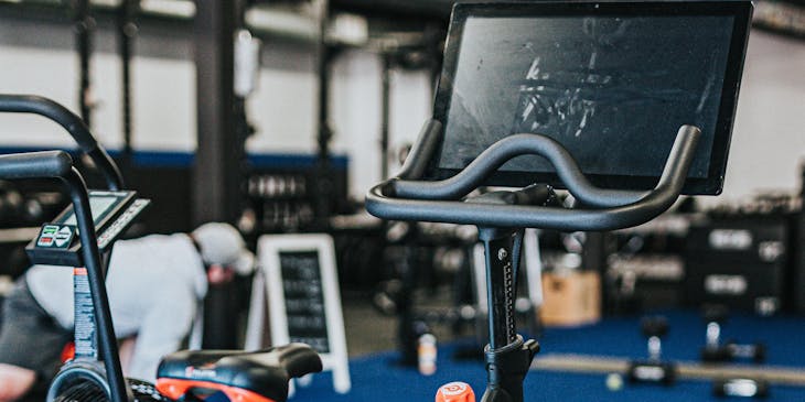 Un vélo de spinning dans une salle de gym.