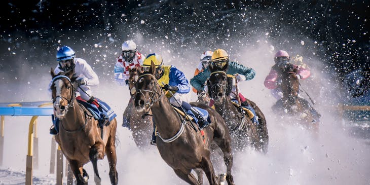 Una carrera de caballos en un negocio de apuestas deportivas.