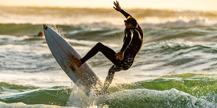 Homem pegando uma onda em uma prancha de surf.