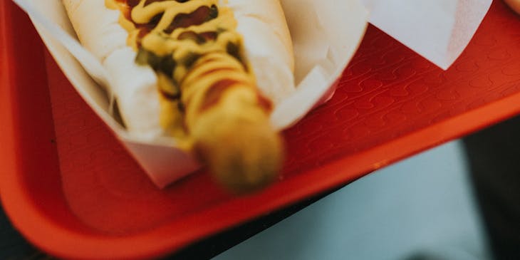 Deux hot dogs avec des cure-dents au drapeau américain dans un restaurant américain traditionnel.