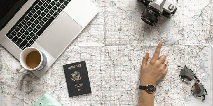 mujer planeando su viaje