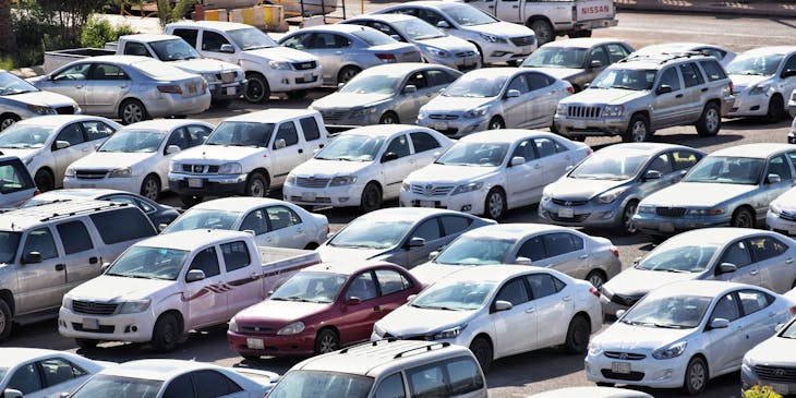 Carros usados no estacionamento de uma loja.