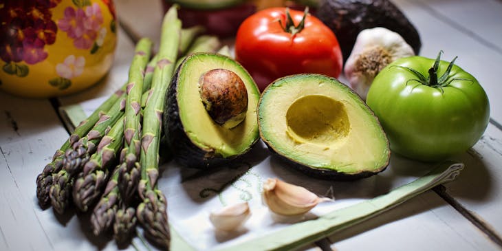 Frutas e vegetais de uma dieta vegana em cima de uma mesa.