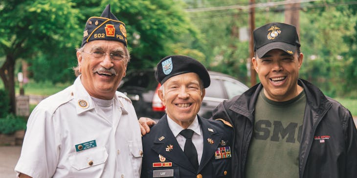 Veteranos sonriendo para una fotografía de un negocio de veteranos.