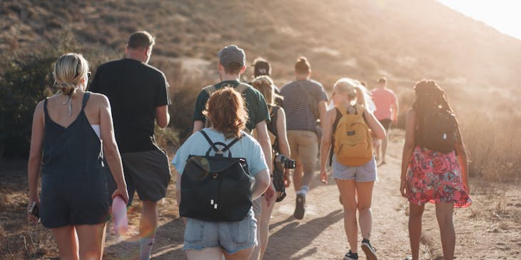 Un groupe de personnes pendant une excursion pédestre.