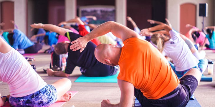 Un grupo de personas haciendo yoga.