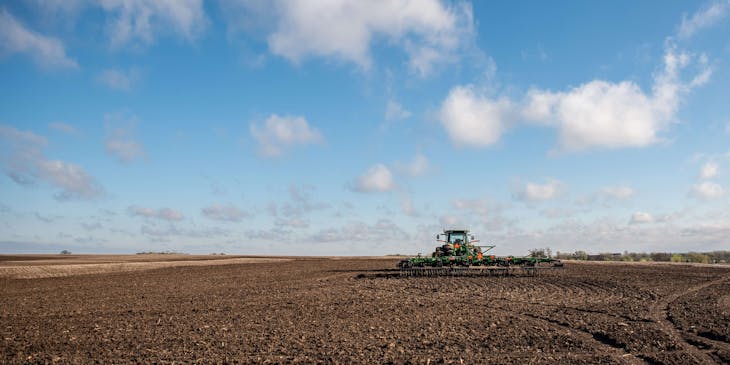 La imagen de un tractor en un campo en una empresa de Nebraska.