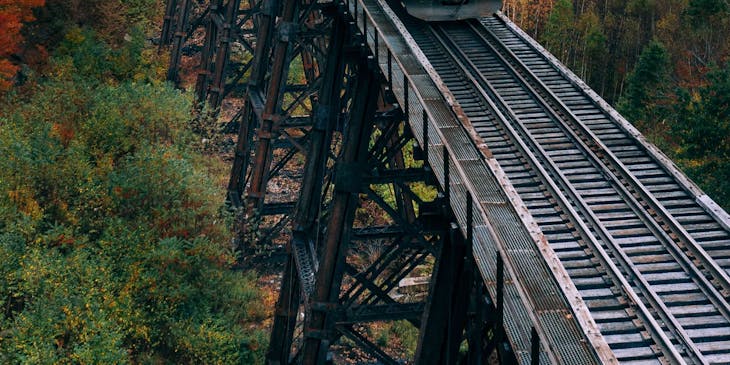 Un ferrocarril comercial sobre las vías en New Hampshire.