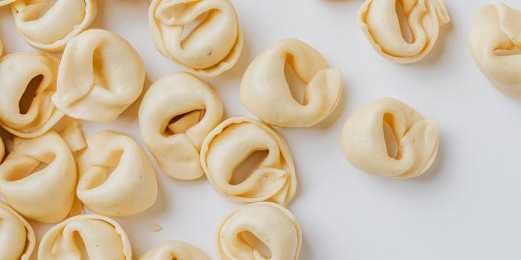 Cappelletti o tortellini sopra un tavolo di una cucina di un ristorante emiliano.