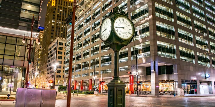 La imagen de un reloj grande al lado de un semáforo en un negocio en Texas.