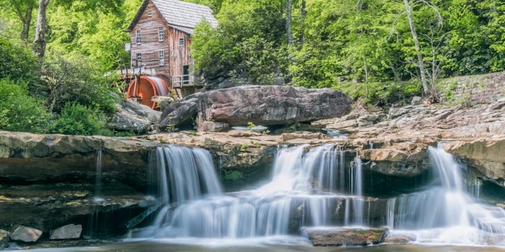 La imagen de una cabaña con un molino de agua en Babcock State Park en una empresa de Virginia Occidental.