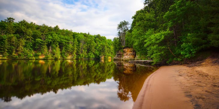 Aguas claras de la reserva Wisconsin Dells con árboles circundantes.