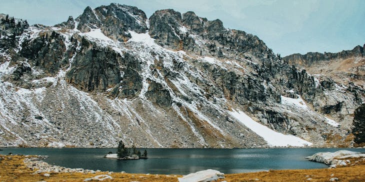 La imagen de montañas cubiertas de nieve del Parque Nacional Grand Teton en una empresa de Wyoming.